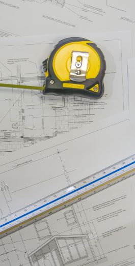 Mur fissuré et dégradé illustrant les pathologies du bâti liées à l'amiante